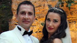 Eşi yağmur sarnıç ile şiddetli geçimsizlik nedeniyle boşanma aşamasında olan emre aşık, nişantaşı'ndaydı. Emre Asik Yagmur Sarnic Kavgasi Cigrindan Cikti Hem Feto Cu Hem De Travestilerle Takiliyor Futbol Medya