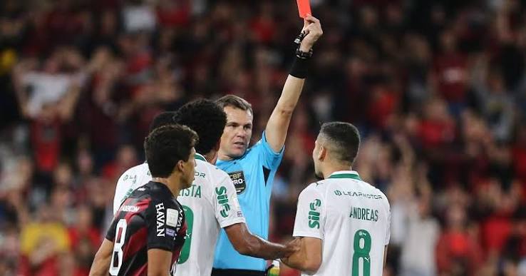 Andreas Pereira &eacute; expulso ap&oacute;s lance inusitado durante Athletico-PR x Palmeiras; veja v&iacute;deo