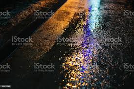 Foto De Luz Colorida No Asfalto Molhado Na Cidade A Noite E Mais Fotos De Stock De Chuva Istock