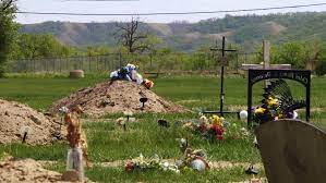 However, in cultures that mark burial sites, the phrase unmarked grave has taken on a metaphorical meaning. Wudnjueelh11wm