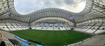 Benoit payan cree que el gastar en el recinto deportivo es un despilfarro financieron, por lo el olympique de marsella recibe al dijon en casa, este partido abre la jornada 13 de la ligue 1 de francia. Orange Velodrome The Home Of Marseille Around The Grounds