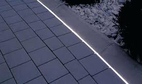 Einfahrt Beleuchtung Die Innovativen Neon Led Bander Sind Eine Ideale Lasung Zur In 2020 Einfahrt Beleuchtung Beleuchtung Garten