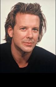 ДЪРЖАВАТА НА МЪРТВИТЕ ПОЕТИ В държавата на мъртвите поети се влиза със  цветя, с камбанен звън. Без входни такси, пропуски, рушвети, без мурафети