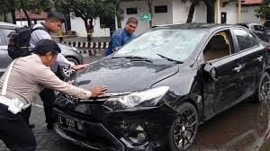 Download gambar mewarnai mobil ambulan untuk anak tk dan sekolah dasar, klik lalu simpan gambar mobil ambulan ini untuk diwarnai. Polisi Di Surabaya Kejar Kejaran Dengan Sebuah Mobil Toyota Vios Hitam Diwarnai Tembakan Tribun Jatim