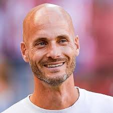 🚨 MANAGER ALERT 🚨 Paul Simonis becomes the new VfL head coach! 🫡⚽️ The  Dutchman arrives from Go Ahead Eagles and has signed a contract until June  30th, 2027. Welcome to Wolfsburg