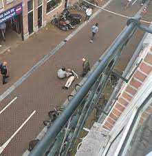 De vries is zwaargewond afgevoerd naar het ziekenhuis. 748gi4cxy7qjkm