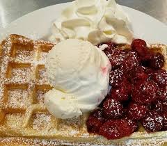 Fur Traditionalisten Belgische Waffel Mit Heissen Kirschen Vanilleeis Und Sahne Homemade Hornche Waffeln Mit Heissen Kirschen Waffeln Belgische Waffeln
