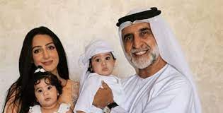 May 24, 2021 · تستعد الفنانة صمود الكندري لخوض تجربة الإخراج للمرة الأولى في مسلسل درامي يحمل اسم بين إيديك، وهو من إنتاجها المشترك مع المجموعة الفنية، وتأليف الكاتب عبد الله الرومي، وخلاله سيشارك الفنان حسين المنصور، والفنانة. Ù‡Ù† Ù…ØªØ²ÙˆØ¬Ø© ÙˆØ§Ø­Ø¯ Ù‚Ø¯ Ø£Ø¨ÙˆÙƒÙŠ Ù…Ù† Ù‡Ùˆ Ø²ÙˆØ¬ Ù‡ÙŠÙØ§Ø¡ Ø­Ø³ÙŠÙ† Ø§Ù„ØªÙŠ Ø¯Ø§ÙØ¹Øª Ø¹Ù†Ù‡