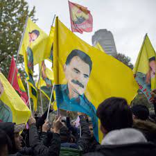 1200 menschen protestieren in der frankfurter innenstadt gegen das verbot der kurdischen arbeiterpartei und für die freilassung des inhaftierten kurdenführers abdullah öcalan. Thomas De Maiziere Verbietet Portrats Von Pkk Anfuhrer Abdullah Ocalan Der Spiegel