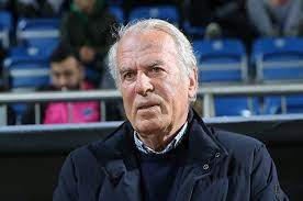 Aynı yıl içerisinde sağlık problemleri sebebiyle görevinden ayrılmak zorunda kalmıştır. Mustafa Denizli Tritt Als Kasimpasa Coach Zuruck