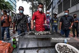 Pasangan suami isteri upah 4 pengawal keselamatan, 6 anjing jaga dua pokok mangga paling. Kerang Bakar Tumblr Posts Tumbral Com