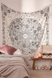 Salah mengkombinasikan warna, bisa jadi kamar pengantin sebaiknya fokuskan dekorasi anda pada tempat tidur. 8 Tips Dekorasi Kamar Low Budget Tetap Aesthetic Walau Irit
