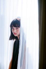 最近興起了一種美 叫做 厭世美 比空靈系更上一層樓的喝露水仙女 就好像生活啊 趕公車啊 打卡上班啊 都不被她放在眼裡 彷彿用超脫一切的眼神看著我們這些凡人擠捷運 而這種厭世系美女中的霸主 正是小松菜奈 無誤 girl short hair portrait photography