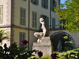 Un tour de magie très bien réalisé où un homme se fait couper en 2. Parc De Mon Repos