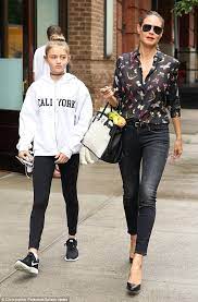 Aktuelle infos, news und gerüchte zu leni klum, mit den neuesten videos und bildern / fotos. Heidi Klum Out With Leni 13 Day After Silly Jimmy Fallon Show Dances Heidi Klum Style Fashion Heidi Klum