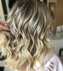 C'est une coloration qui sensibilise particulièrement les. 23 Facons D Envelopper Les Cheveux Bruns Avec Des Meches Blondes Blog Des Femmes