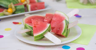Die folgenden tipps und tricks werden ihnen helfen, die mongolische art eine wassermelone zu schneiden: Willis Wassermelonen Eis Freche Freunde Kochclub