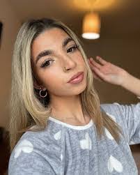 Nell Washington's Instagram, Twitter & Facebook