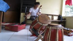 Gambang kromong adalah alat musik hasil dari perpaduan antara dua unsur kebudayaan, pribumi dan tionghoa. Padukan Musik Kontemporer Maulana Lestarikan Gambang Kromong Merahputih