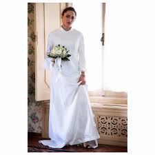 Ma altri dettagli richiamano il periodo d'oro dei figli dei fiori, come le trasparenze, le stampe floreali e le stoffe leggere. Abito Da Sposa Vintage Degli Anni60 Anni70 Depop
