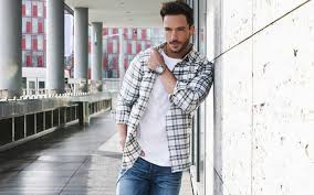 Men's black & white flannel shirt. How To Wear A Flannel Shirt For Men 2021 Outfit Ideas