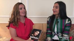 I nadia nadim kan du læse om fodboldspillerens liv fra afghansk flygtning til landsholdsspiller for bogen er læsepædagogisk bearbejdet og har et lixtal på 16. Nadia Nadim Min Historie Miriam Zesler Nadia Nadim Politikens Forlag