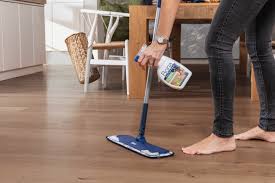 Si tienes un suelo de madera en casa tendrás que cuidarlo y protegerlo para que no se deteriore con el uso y los años. Evita El Agua Y El Vinagre Para Limpiar Mejor Los Suelos De Madera Bona Com