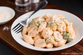 Il piatto che sto per raccontarti è intriso di tradizione. Pasta Con Broccoli Garnish Glaze