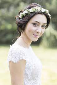 Flower garlands are the perfect romantic addition to your wedding flowers and a beautiful finishing touch to your wedding decor. Hochzeitsstrauss Kranz Frisuren Frisuren Hochzeitsstrauss Kranz Hochzeitsstrauss Kranz Fr Wedding Hairstyles With Veil Wedding Hair Wreath Bride Hairstyles