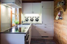 Kuche Weiss Mit Schwarzer Steinarbeitsplatte Glasruckwand Mit Kuhen Glasruckwand Kuche Glasruckwand Weisse Kuche