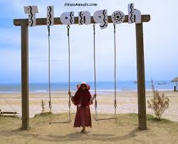 Tempat seluas 87 hektar dan memiliki 15.000 jenis koleksi pohon dan tumbuhan di dalamnya ini punya daya pikat tersendiri buat para pemburu wisata. Yeaayy Akhirnya Berkunjung Ke Wisata Pantai Tlangoh Tanjung Bumi