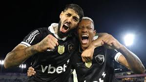 Jornalista crê que venda de Alexander Barboza é 'melhor dos mundos' para o Botafogo e opina: 'Palmeiras pode se aproximar de Danilo por conta disso'