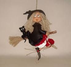Envie D Offrir Un Cadeau Sympa Et Original Et Pourquoi Pas Une P Tite Sorciere Qui Porte Bonheur A La Fois Col Sorciere Porte Bonheur Sorciere Halloween