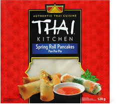 Verser de l'eau pure tiède à moitié hauteur du wok, glisser la feuille de riz dans l'eau et laisser ramollir. Thai Kitchen Galettes De Riz Migros