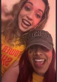 Lara and Dani Live Twitch