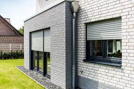 fassade fenster und rollladen perfekt aufeinander abgestimmt design neubau architektur fenster kunststofffenster rol fassade architektur aussenrollladen