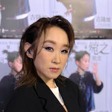 Shimmering purple eyes with oversized blazer 🔥🔥 VERY COOL INDEED 🤟🏻🤩 .  👄 Makeup：Janice Tao @janicetaomu . 👩🏻 Hair：Jo Lam @jo_lam_0127 .  Wardrobe 🔥 JACKET