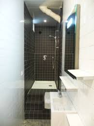 La Partie Bains A Ete Surelevee De Maniere A Casser L Effet Couloir Autrement Dit L E Salle De Bains Etroite Douche Petit Espace Plans Petite Salle De Bain