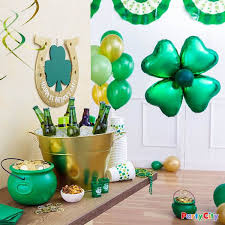 St Patrick S Day Decorations In 2020 Balloons Day About Me Blog