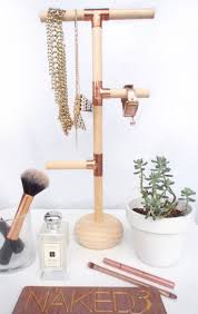 Incredibly Incredibly Make This Gorgeous Pine And Copper Jewellery Stand With Porta Moul Presentoir Bijoux Porte Bijoux A Faire Soi Meme Presentation De Bijoux