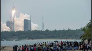 Un cohete chino fuera de control se precipita hacia la tierra, sin que nadie sepa realmente dónde o cuándo podría aterrizar. 1lsnah1koajxlm
