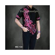 Desain baju batik pria kombinasi polos 2020. 7 Desain Baju Batik Pria Yang Wajib Dimiliki Bukareview