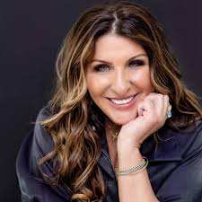 Erin Mathis (@erinstylecoach) • Instagram photos and videos