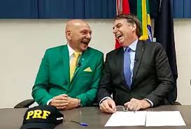 A havan foi fundada há 33 anos na cidade de brusque, no interior de santa catarina, de modo que naturalmente seu crescimento aconteceu primeiro nas cidades da região. Ao Lado De Bolsonaro Luciano Hang Se Apresenta Como Veio Da Havan