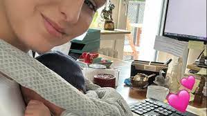 Bares für Rares: Sarah Schreiber postet erstes Foto mit Baby | swp.de