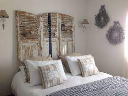 Entre la tête de lit en persiennes, ou celle à. Chambre Blanche Marine Et Beige Vieux Volets En Tete De Lit Lit En Palette Vieux Volets Tete De Lit Volet