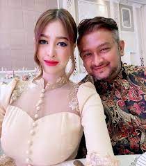 Pelakon datin paduka ainur syakina azman atau lebih popular dengan panggilan eina azman berkongsi detik bahagia dihadiahkan suaminya, datuk paduka kaiser gurmeet harden sebuah telefon pintar jenis vertu. Malaysian Actress Eina Azman Gets Worked Up Over Comments She Edited Her Photo Showbiz Malay Mail