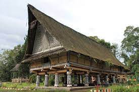 Ciri khas utama rumah adat simalungun yang berbeda dengan rumah adat sumatera utara lainnya terletak pada bentuk atapnya. Rumah Adat Batak Nama Jenis Filosofi Ciri Khas