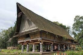 Banyak yang menyamakan suku batak angkola dengan suku batak mandailing, padahal keduanya tak sama dan memiliki rumah adat yang berbeda. Rumah Adat Batak Nama Jenis Filosofi Ciri Khas