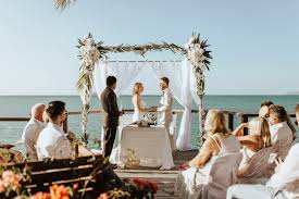 Nature luxuriante et mer paisible vous y attendent. Mauritius Elopement Paradise Cove Hotel Mariage Plage Mariage Deco Mariage